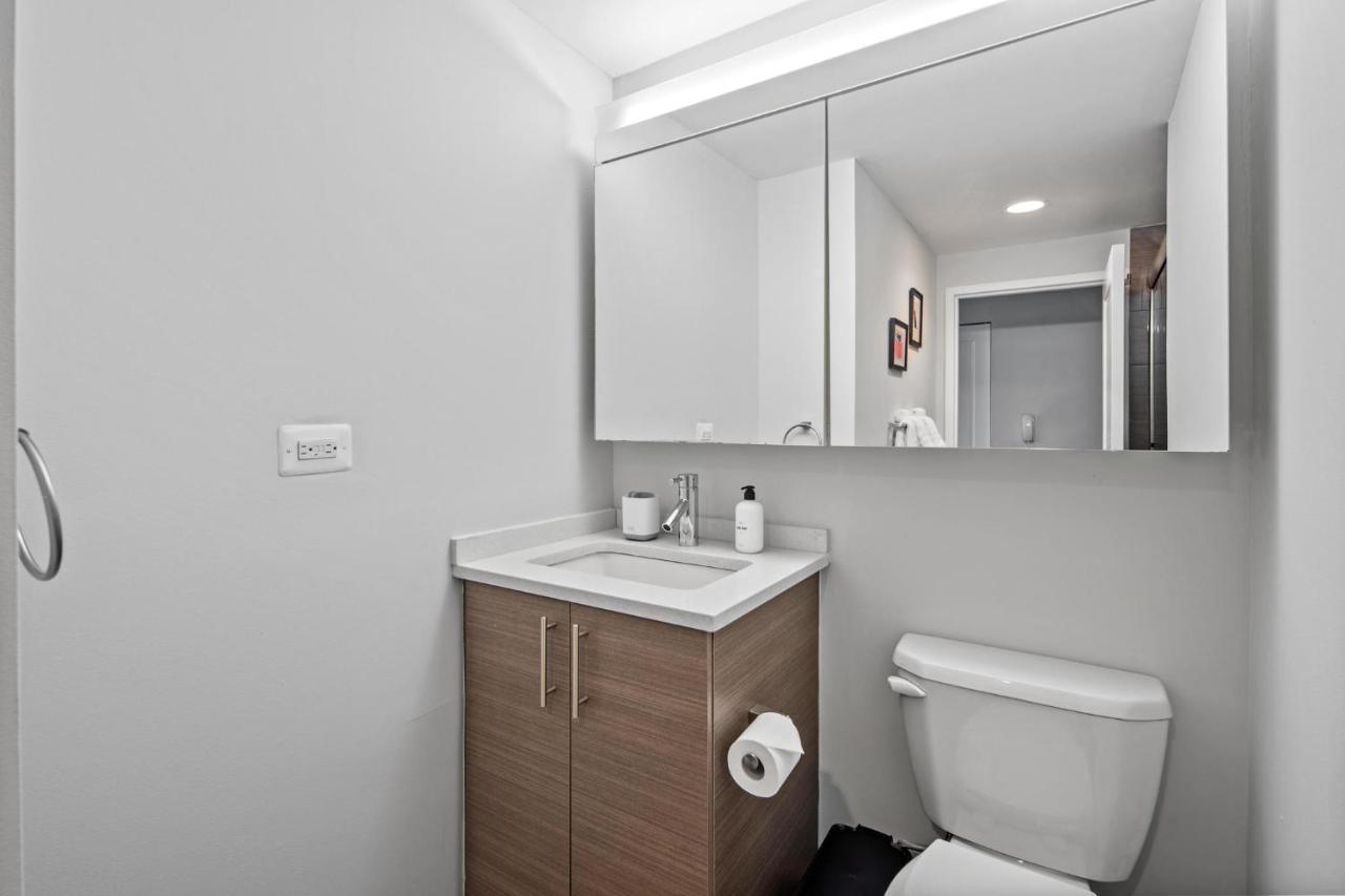 Picturesque 1br In Nyc Balcony Appartamento